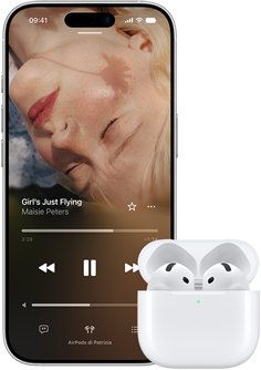 AirPods Pro 3 nella custodia di ricarica MagSafe, iPhone 17 Pro, Apple Music che riproduce il brano Everybody Laughs di David Byrne e della Ghost Train Orchestra