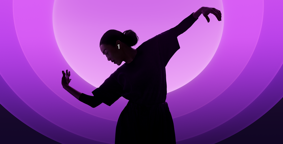 Una persona che balla con indosso gli AirPods 5 su uno sfondo multicolore