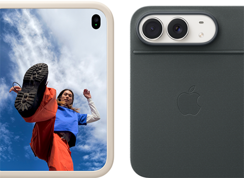 Un iPhone Duo color bianco stellare, in una custodia in silicone color sabbia, posizione orizzontale, completamente aperto, si nota la doppia fotocamera Dual Fusion in alto a sinistra, la custodia copre la parte posteriore e i bordi del display frontale, sul lato destro si nota il display esterno con l’immagine di una persona Un iPhone Duo color bianco stellare in una custodia Folio blu marino appoggiato sul supporto, completamente aperto in orizzontale, sulla parte posteriore si notano la doppia fotocamera posteriore Fusion da 48MP, due obiettivi