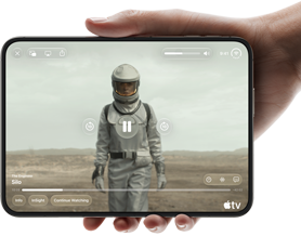 iPhone Duo, tenuto con una mano in orizzontale, completamente aperto; il display interno mostra la serie “Silo” di Apple TV