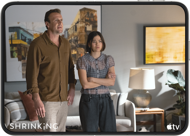 iPhone Duo aperto in orizzontale, sul display c’è una scena della serie “Shrinking” di Apple TV