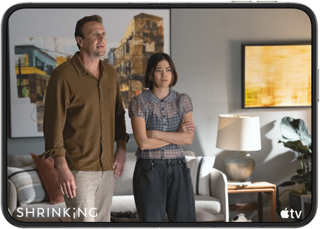 iPhone Duo aperto in orizzontale, sul display c’è una scena della serie “Shrinking” di Apple TV