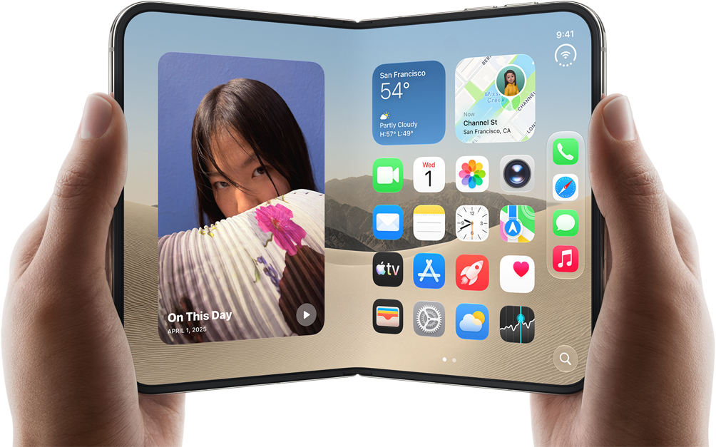 Due mani che tengono due iPhone Duo color bianco stellare in posizione orizzontale; lo schermo interno mostra le foto a sinistra e le app a destra