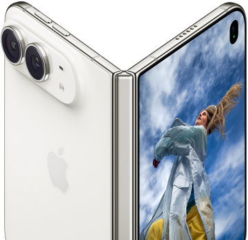 Un iPhone Duo parzialmente aperto in verticale, come un libro, sul pannello posteriore esterno a sinistra si nota il logo Apple e la doppia fotocamera, il display esterno a destra mostra la foto di una persona con i capelli biondi