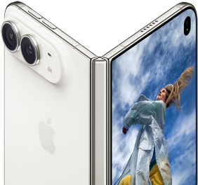 Un iPhone Duo parzialmente aperto in verticale, come un libro, sul pannello posteriore esterno a sinistra si nota il logo Apple e la doppia fotocamera, il display esterno a destra mostra la foto di una persona con i capelli biondi