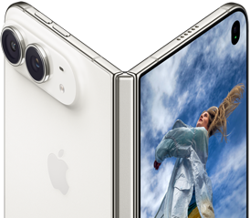 Un iPhone Duo parzialmente aperto in verticale, come un libro, sul pannello posteriore esterno a sinistra si nota il logo Apple e la doppia fotocamera, il display esterno a destra mostra la foto di una persona con i capelli biondi