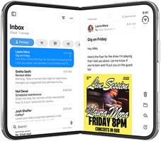 iPhone Duo mostrato in varie posizioni: nella prima è leggermente aperto, appoggiato, con il display esterno in orizzontale, design all-screen. Leggermente aperte, come libri in verticale. Nella terza è aperto ad angolo retto e appoggiato sul display esterno e mostra il display interno, design all-screen