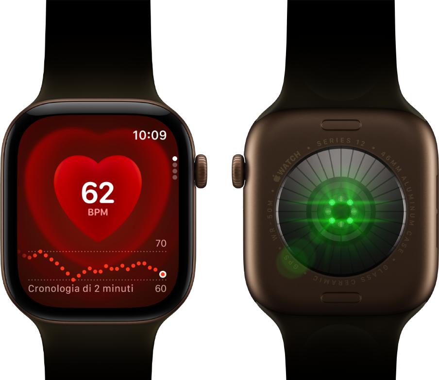 Due Apple Watch Series 12, cassa in alluminio bronzo scuro con cinturino Sport oliva, uno mostra l’app Battito, l’altro ha in evidenza sulla parte posteriore il sistema di rilevamento della salute con luci LED verdi pulsanti