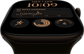Apple Watch Series 12, cassa in alluminio color bronzo scuro, quadrante Modulare, complicazioni: giorno e data, Allenamento, anelli Attività, Apple Music; lato destro, Digital Crown, cinturino Sport oliva