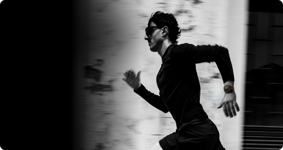 Una persona che corre indossando un Apple Watch Ultra 4