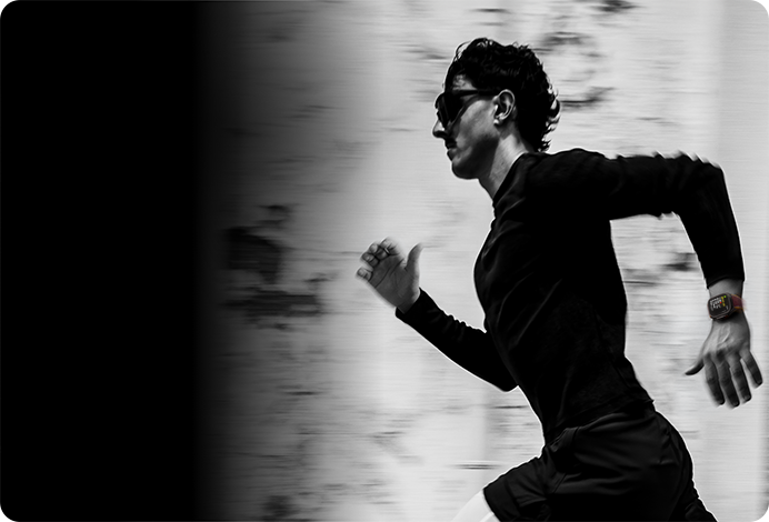 Una persona che corre indossando un Apple Watch Ultra 4