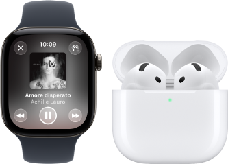 }Un Apple Watch Series 12, cassa in alluminio nero, cinturino Sport nero, app Apple Music aperta, abbinato a un paio di AirPods 4