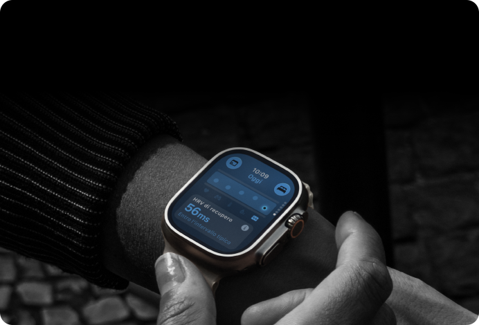 Una persona con un Apple Watch Ultra 4 al polso, parametri vitali diurni alterati