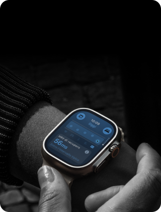 Una persona con un Apple Watch Ultra 4 al polso, parametri vitali diurni alterati