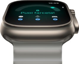 Apple Watch Ultra 4, cassa in titanio naturale, punteggio di preparazione di 8, lato destro, Digital Crown, tasto laterale in rilievo, cinturino Ocean grigio traslucido