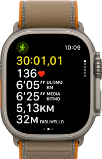 Apple Watch Ultra 4, cassa in titanio naturale, metriche dettagliate dell’allenamento Corsa outdoor, lato destro, Digital Crown, tasto laterale in rilievo, cinturino Trail Loop color sabbia