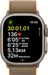 Apple Watch Ultra 4, cassa in titanio naturale, metriche dettagliate dell’allenamento Corsa outdoor, lato destro, Digital Crown, tasto laterale in rilievo, cinturino Trail Loop color sabbia