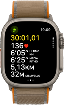 Apple Watch Ultra 4, cassa in titanio naturale, metriche dettagliate dell’allenamento Corsa outdoor, lato destro, Digital Crown, tasto laterale in rilievo, cinturino Trail Loop color sabbia