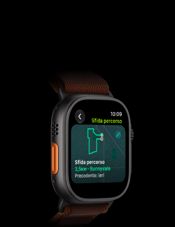 Apple Watch Ultra 4, cassa in titanio nero, funzione Sfida percorso con una mappa di un tragitto per la corsa, lato sinistro, tasto Azione, cinturino Alpine Loop borgogna