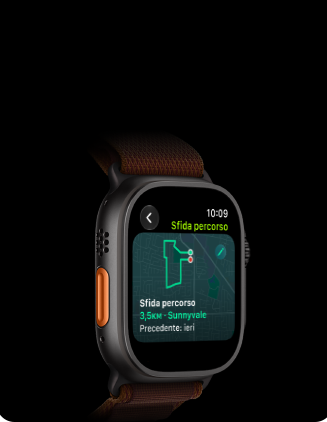 Apple Watch Ultra 4, cassa in titanio nero, funzione Sfida percorso con una mappa di un tragitto per la corsa, lato sinistro, tasto Azione, cinturino Alpine Loop borgogna